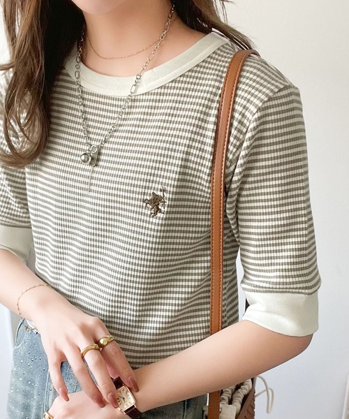 classicalelf(クラシカルエルフ)の「大人可愛いの新定番。袖リンガーボートネック胸刺繍ボーダーTシャツ(半袖)(Tシャツ/カットソー・レディース・ネイビー系/グレイッシュベージュ/ブラック×ベージュ/ベージュ系その他/グリーン系その他・X-LARGE/MEDIUM/LARGE/SMALL)」の6枚目の写真