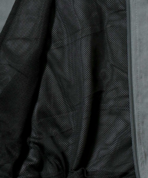 SITRY(シトリー)の「V Line Color Switching Military Track Jacket/Vライン 配色切替 ミリタリー ナイロン トラックジャケット ブルゾン(ナイロンジャケット・メンズ・カーキ/チャコール・M/L)」の4枚目の写真