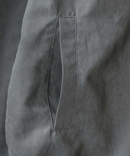 SITRY(シトリー)の「V Line Color Switching Military Track Jacket/Vライン 配色切替 ミリタリー ナイロン トラックジャケット ブルゾン(ナイロンジャケット・メンズ・カーキ/チャコール・M/L)」の20枚目の写真