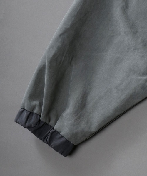 SITRY(シトリー)の「V Line Color Switching Military Track Jacket/Vライン 配色切替 ミリタリー ナイロン トラックジャケット ブルゾン(ナイロンジャケット・メンズ・カーキ/チャコール・M/L)」の21枚目の写真