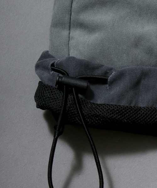 SITRY(シトリー)の「V Line Color Switching Military Track Jacket/Vライン 配色切替 ミリタリー ナイロン トラックジャケット ブルゾン(ナイロンジャケット・メンズ・カーキ/チャコール・M/L)」の3枚目の写真
