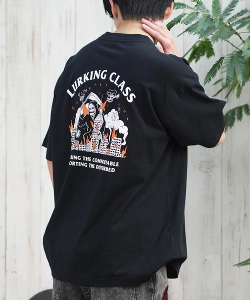 LURKING CLASS(ラーキングクラス)の「【ムラサキスポーツ限定】LURKING CLASS/ラーキングクラス 半袖Tシャツ バックプリント ST25STM07(Tシャツ/カットソー・メンズ・ブラック/ホワイト・XL/L/M)」の1枚目の写真