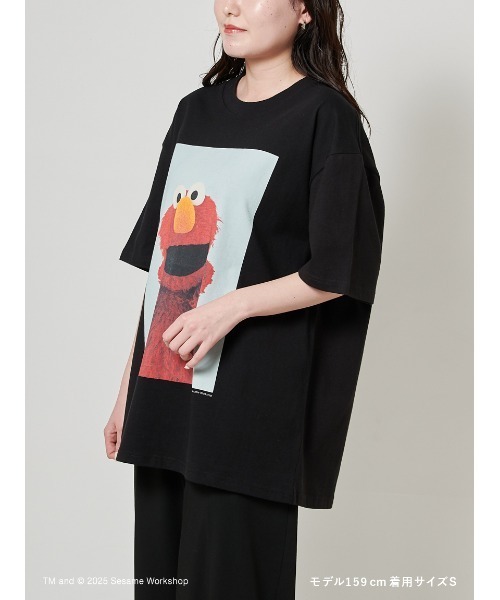 SESAME STREET（セサミストリート）の「【UNISEX】フォトアートTシャツ（Tシャツ/カットソー・レディース・レッド/チャコールグレー/ブルー・SMALL/MEDIUM/LARGE）」の5枚目の写真