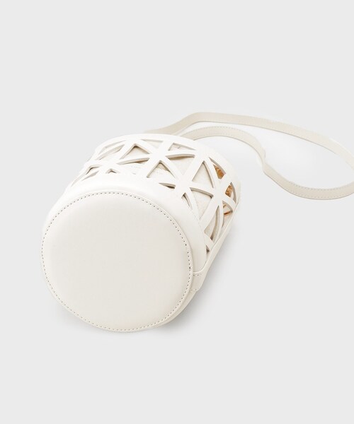 OPAQUE.CLIP(オペークドットクリップ)の「【2WAY】バンブーハンドルデザインショルダーバッグ(ハンドバッグ・レディース・アイボリー/ブラック・00)」の16枚目の写真