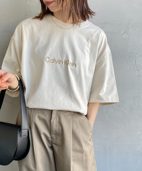 Calvin Klein（カルバン・クライン）の「[Calvin Klein/カルバンクライン] スタンダードロゴプリントTシャツ（Tシャツ/カットソー・レディース・ブルー/ブラック/ホワイト/ベージュ・S/M/L）」の3枚目の写真