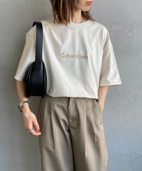 Calvin Klein（カルバン・クライン）の「[Calvin Klein/カルバンクライン] スタンダードロゴプリントTシャツ（Tシャツ/カットソー・レディース・ブルー/ブラック/ホワイト/ベージュ・S/M/L）」の7枚目の写真
