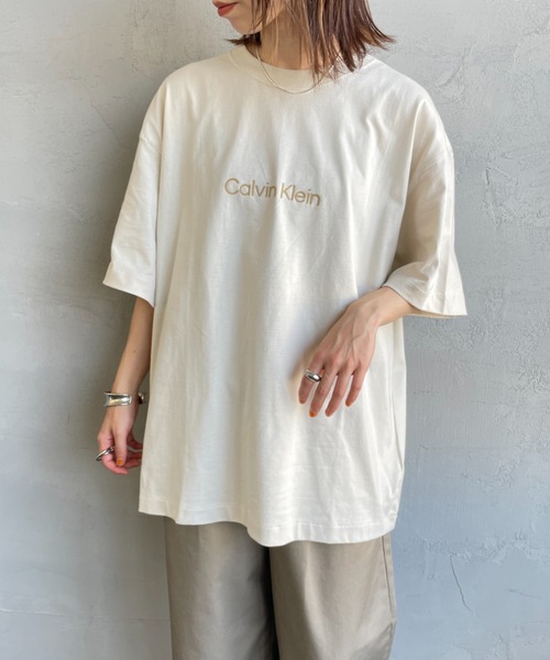Calvin Klein（カルバン・クライン）の「[Calvin Klein/カルバンクライン] スタンダードロゴプリントTシャツ（Tシャツ/カットソー・レディース・ブルー/ブラック/ホワイト/ベージュ・S/M/L）」の11枚目の写真