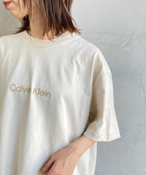 Calvin Klein（カルバン・クライン）の「[Calvin Klein/カルバンクライン] スタンダードロゴプリントTシャツ（Tシャツ/カットソー・レディース・ブルー/ブラック/ホワイト/ベージュ・S/M/L）」の14枚目の写真