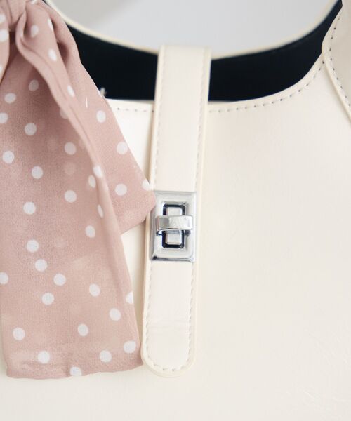 RETRO GIRL（レトロガール）の「スカーフ付きバッグ（ハンドバッグ・レディース・ブラック/レッド/オフホワイト・ONE SIZE）」の6枚目の写真