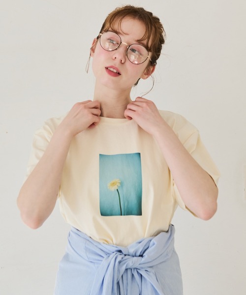 Crisp(クリスプ)の「フラワーフォトプリントTシャツ(Tシャツ/カットソー・レディース・オレンジ/アイボリー・FREE)」の2枚目の写真