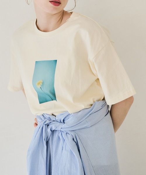 Crisp(クリスプ)の「フラワーフォトプリントTシャツ(Tシャツ/カットソー・レディース・オレンジ/アイボリー・FREE)」の3枚目の写真