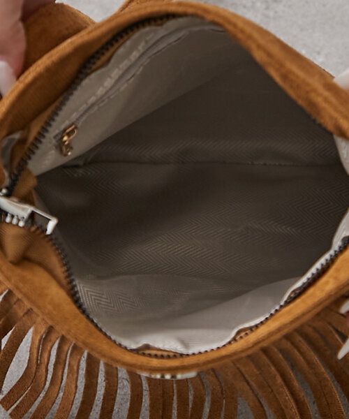 Another Branch olive des olive（アナザーブランチオリーブデオリーブ）の「【シーズンレスで使える】コーデのポイントになるフリンジショルダーバッグ（ショルダーバッグ・レディース・ブラック/ブラウン/キャメル・FREE）」の4枚目の写真