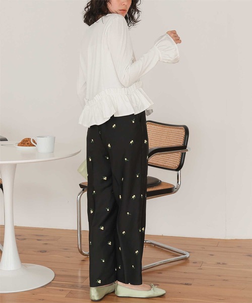 titivate(ティティベイト)の「裾フリルデザインロングスリーブTシャツ(Tシャツ/カットソー・レディース・ブラック/ホワイト系その他/オフホワイト・L/M/S)」の7枚目の写真