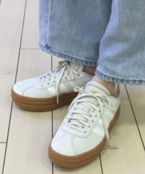 adidas（アディダス）の「adidas アディダス VL COURT BOLD レディーススニーカー 厚底 プラットフォーム スエード(VLコートボールド)（スニーカー・レディース・グレー/ベージュ・22.5cm/23.0cm/23.5cm/24.0cm/24.5cm/25.0cm）」の4枚目の写真