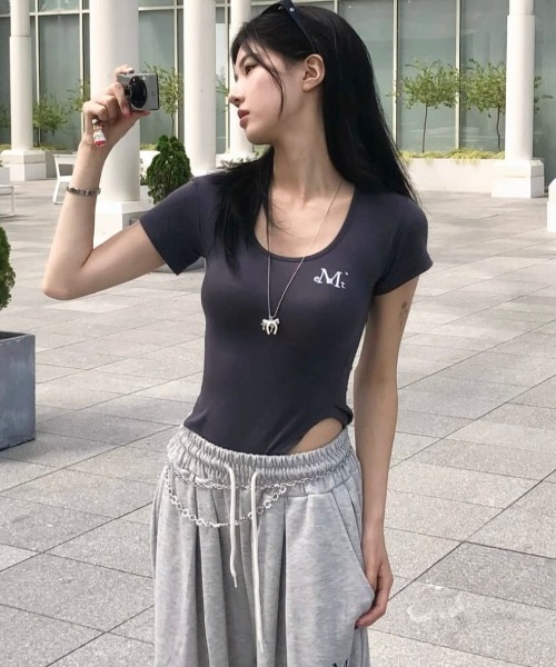 MUCENT（ムセント）の「【日本未発売/WEB限定】MUCENT(ムセント)/Uネック 裾ラウンド クロップド 半袖 Tシャツ/U-NECK CROP HALF T（Tシャツ/カットソー・レディース・チャコールグレー/グレー/ブラック/ホワイト・FREE）」の21枚目の写真