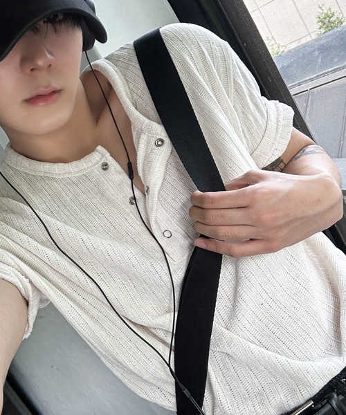 COSYHARU（コシハル）の「ベロアリブヘンリーネック半袖Tシャツ（Tシャツ/カットソー・メンズ・グレー/アイボリー/ブラック・FREE）」の3枚目の写真