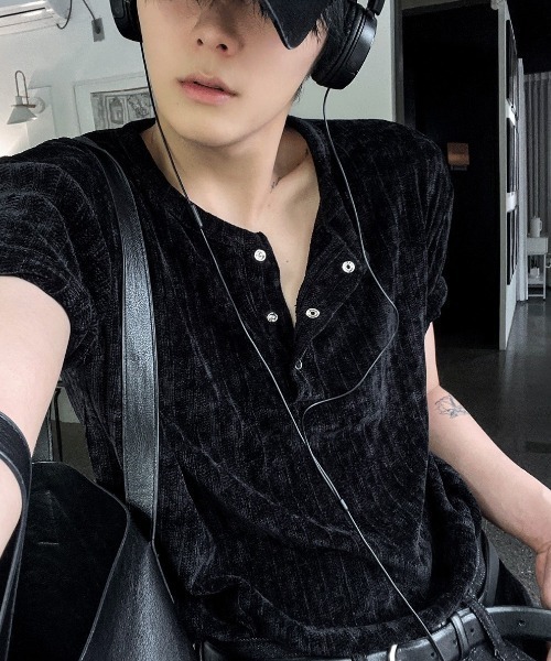 COSYHARU（コシハル）の「ベロアリブヘンリーネック半袖Tシャツ（Tシャツ/カットソー・メンズ・グレー/アイボリー/ブラック・FREE）」の2枚目の写真