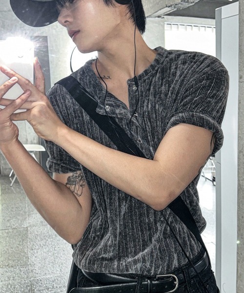 COSYHARU（コシハル）の「ベロアリブヘンリーネック半袖Tシャツ（Tシャツ/カットソー・メンズ・グレー/アイボリー/ブラック・FREE）」の4枚目の写真