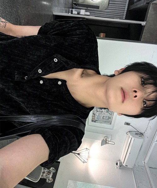 COSYHARU（コシハル）の「ベロアリブヘンリーネック半袖Tシャツ（Tシャツ/カットソー・メンズ・グレー/アイボリー/ブラック・FREE）」の11枚目の写真