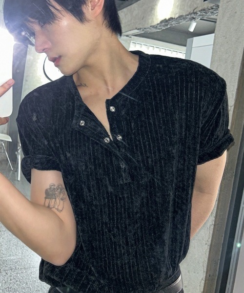 COSYHARU（コシハル）の「ベロアリブヘンリーネック半袖Tシャツ（Tシャツ/カットソー・メンズ・グレー/アイボリー/ブラック・FREE）」の9枚目の写真