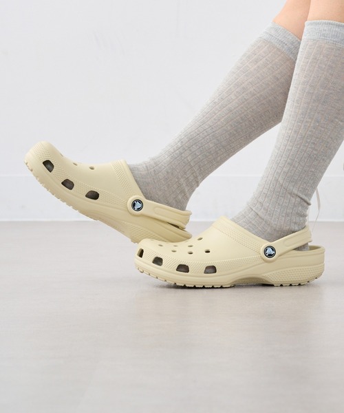 crocs(クロックス)の「【CROCS】Classic Clog(サンダル・レディース・ベージュ/ホワイト/ブラック・22cm/23cm/24cm/25)」の1枚目の写真