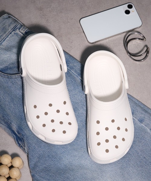 crocs(クロックス)の「【CROCS】Classic Clog(サンダル・レディース・ベージュ/ホワイト/ブラック・22cm/23cm/24cm/25)」の2枚目の写真