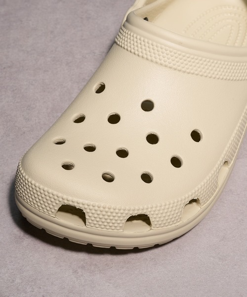 crocs(クロックス)の「【CROCS】Classic Clog(サンダル・レディース・ベージュ/ホワイト/ブラック・22cm/23cm/24cm/25)」の6枚目の写真