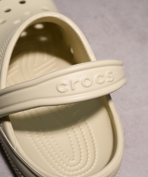 crocs(クロックス)の「【CROCS】Classic Clog(サンダル・レディース・ベージュ/ホワイト/ブラック・22cm/23cm/24cm/25)」の4枚目の写真