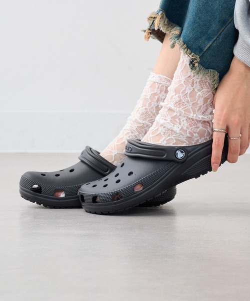 crocs(クロックス)の「【CROCS】Classic Clog(サンダル・レディース・ベージュ/ホワイト/ブラック・22cm/23cm/24cm/25)」の16枚目の写真