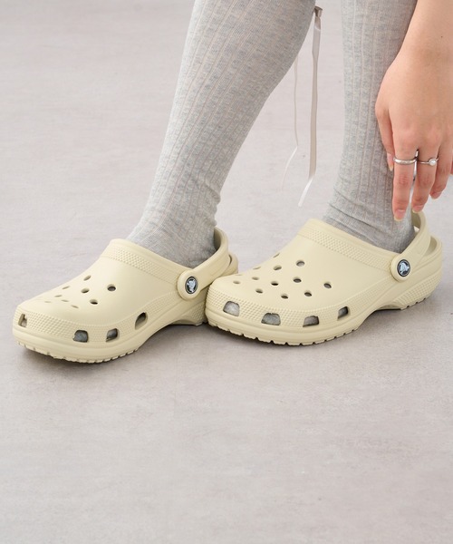 crocs(クロックス)の「【CROCS】Classic Clog(サンダル・レディース・ベージュ/ホワイト/ブラック・22cm/23cm/24cm/25)」の19枚目の写真