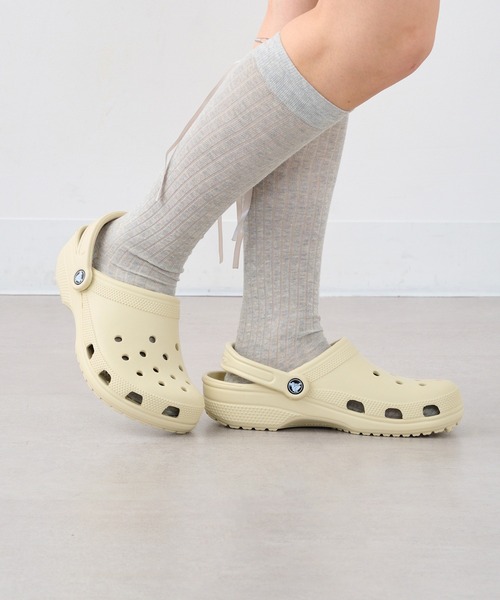 crocs(クロックス)の「【CROCS】Classic Clog(サンダル・レディース・ベージュ/ホワイト/ブラック・22cm/23cm/24cm/25)」の21枚目の写真