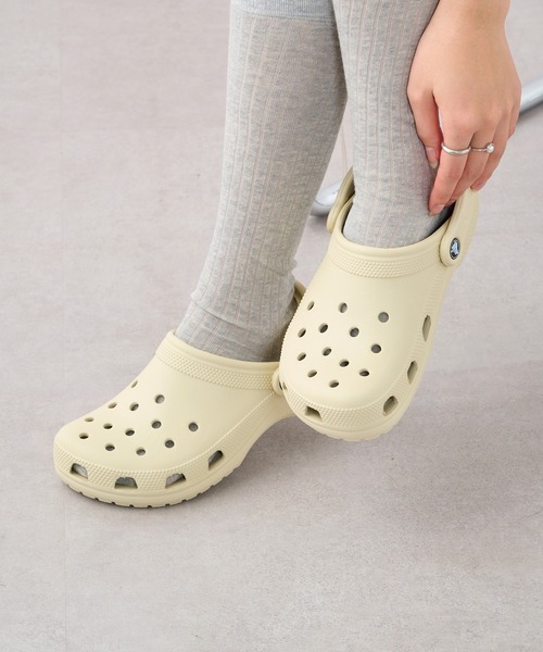 crocs(クロックス)の「【CROCS】Classic Clog(サンダル・レディース・ベージュ/ホワイト/ブラック・22cm/23cm/24cm/25)」の20枚目の写真