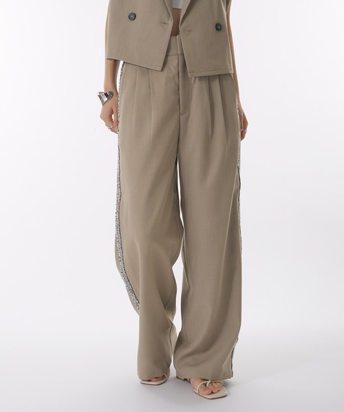 MUHET(ミュエータ)の「【set up可能】side glitter line slacks / サイドグリッターラインスラックスパンツ(スラックス・レディース・ベージュ/ブラック・MEDIUM/LARGE/SMALL)」の2枚目の写真