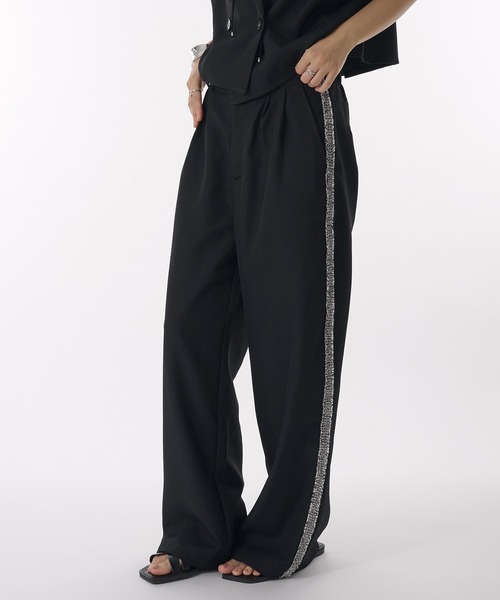 MUHET(ミュエータ)の「【set up可能】side glitter line slacks / サイドグリッターラインスラックスパンツ(スラックス・レディース・ベージュ/ブラック・MEDIUM/LARGE/SMALL)」の1枚目の写真