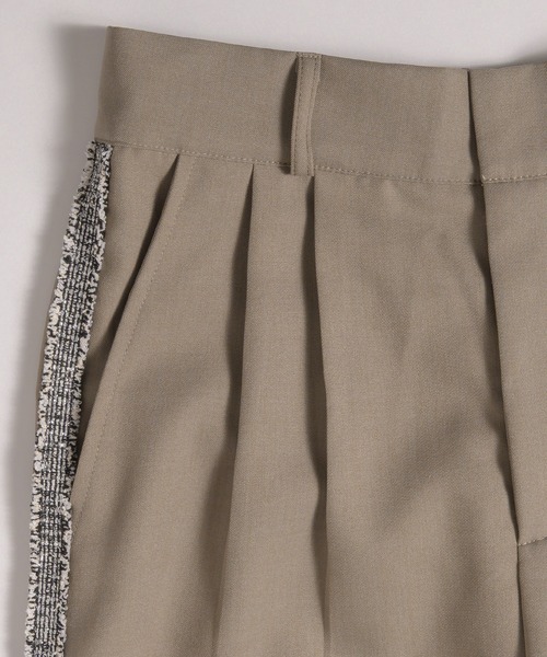 MUHET(ミュエータ)の「【set up可能】side glitter line slacks / サイドグリッターラインスラックスパンツ(スラックス・レディース・ベージュ/ブラック・MEDIUM/LARGE/SMALL)」の21枚目の写真