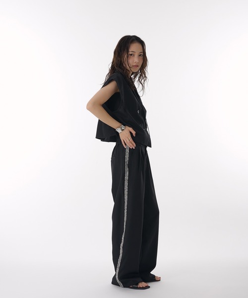 MUHET(ミュエータ)の「【set up可能】side glitter line slacks / サイドグリッターラインスラックスパンツ(スラックス・レディース・ベージュ/ブラック・MEDIUM/LARGE/SMALL)」の11枚目の写真