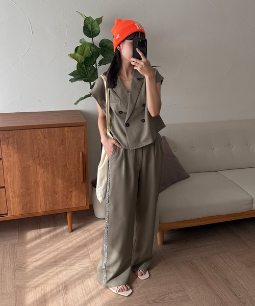 MUHET(ミュエータ)の「【set up可能】side glitter line slacks / サイドグリッターラインスラックスパンツ(スラックス・レディース・ベージュ/ブラック・MEDIUM/LARGE/SMALL)」の15枚目の写真