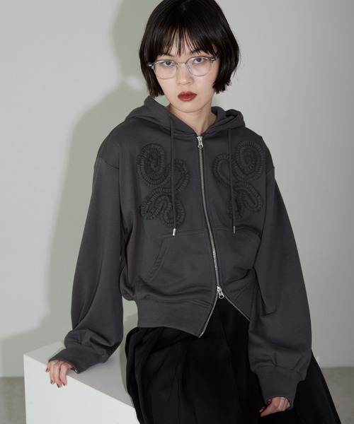 ギャザーフリルモチーフ　ショート丈ダブルジップパーカー