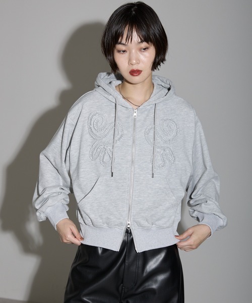 Whip Staff グレー フリル付きショート丈パーカBANK Whip Staff グレー フリル付きショート丈パーカBANK 刺繍フリル