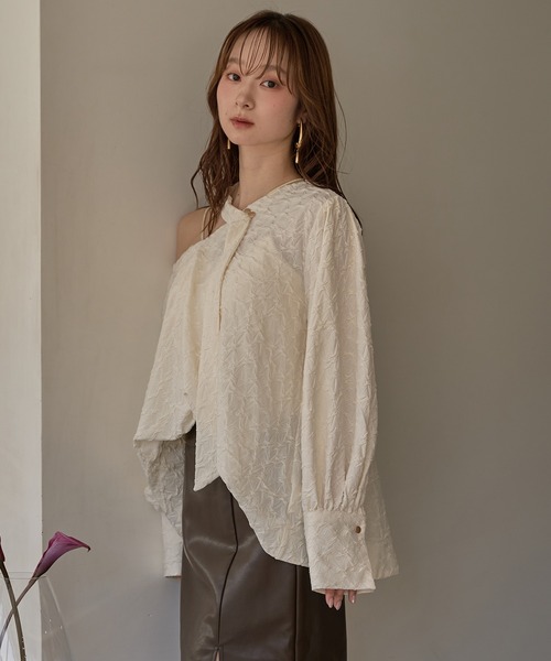 mideal(マイディール)の「deformation one shoulder blouse / デフォメーションワンショルブラウス(シャツ/ブラウス・レディース・アイボリー/ブラウン・FREE)」の7枚目の写真