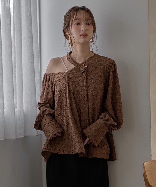 mideal(マイディール)の「deformation one shoulder blouse / デフォメーションワンショルブラウス(シャツ/ブラウス・レディース・アイボリー/ブラウン・FREE)」の4枚目の写真
