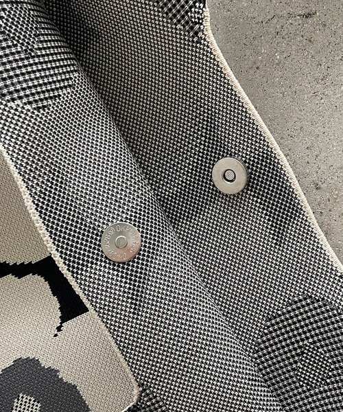 210nouve（トゥージュヌーブ）の「花柄 ニット トートバッグ（トートバッグ・レディース・ピンク/アイボリー/ブラック/ベージュ・FREE）」の5枚目の写真