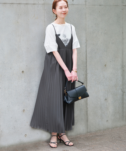 SLOBE IENA(スローブイエナ)の「パウダリーサテンプリーツキャミワンピース(ワンピース・レディース・カーキ/ブラック系その他・FREE)」の1枚目の写真