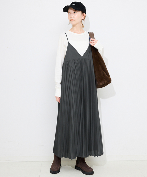 SLOBE IENA(スローブイエナ)の「パウダリーサテンプリーツキャミワンピース(ワンピース・レディース・カーキ/ブラック系その他・FREE)」の4枚目の写真
