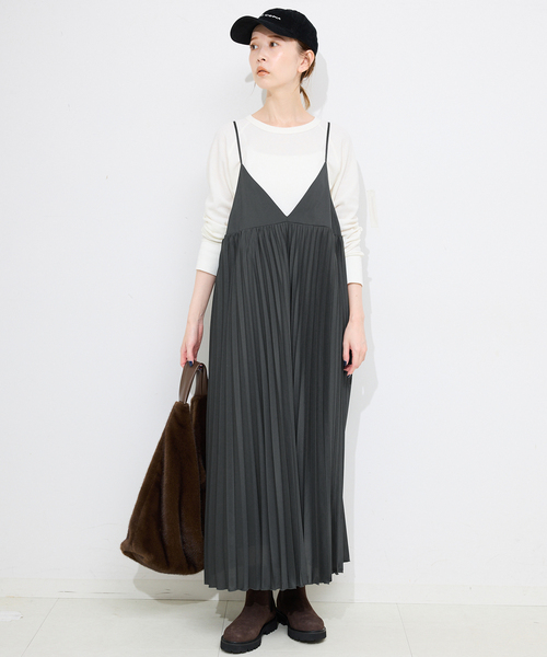 SLOBE IENA(スローブイエナ)の「パウダリーサテンプリーツキャミワンピース(ワンピース・レディース・カーキ/ブラック系その他・FREE)」の5枚目の写真