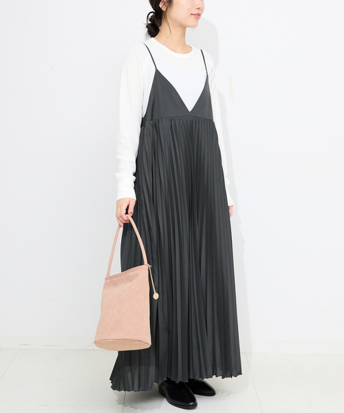SLOBE IENA(スローブイエナ)の「パウダリーサテンプリーツキャミワンピース(ワンピース・レディース・カーキ/ブラック系その他・FREE)」の19枚目の写真