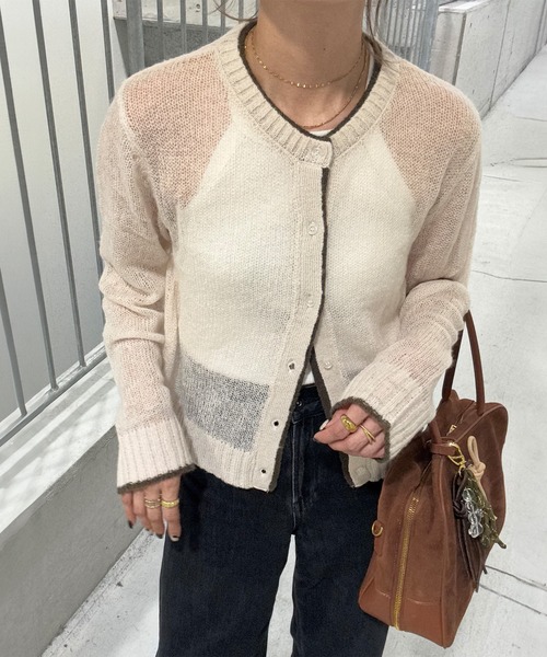 ISOOK（アイスー）の「バイカラーシアーモヘアカーディガン(chiica select) / シアーカーディガン ニットカーディガン 長袖 クルーネック 薄手 モヘアニット 透け感 透かし編み 無地 配色 アイボリー グレー 白（カーディガン/ボレロ・レディース・アイボリー/グレー・FREE）」の3枚目の写真