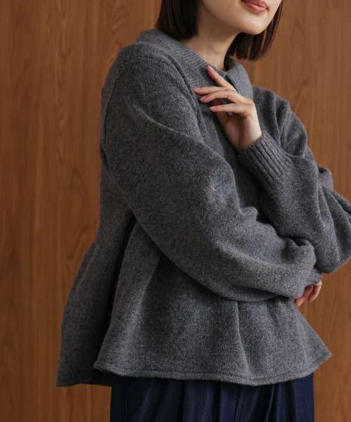 Bou Jeloud（ブージュルード）の「襟付きペプラムニット（ニット/セーター・レディース・チャコールグレー/ブラウン・FREE）」の3枚目の写真