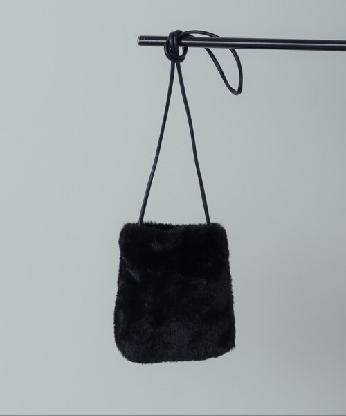 GALLEST（ギャレスト）の「フェイクファーポシェット（ショルダーバッグ・レディース・ダークブラウン系4/グレー/ブラック・00）」の2枚目の写真