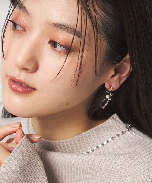 green label relaxing（グリーンレーベルリラクシング）の「ドロップフープ イヤリング（イヤリング・レディース・シルバー/ゴールド・FREE）」の2枚目の写真